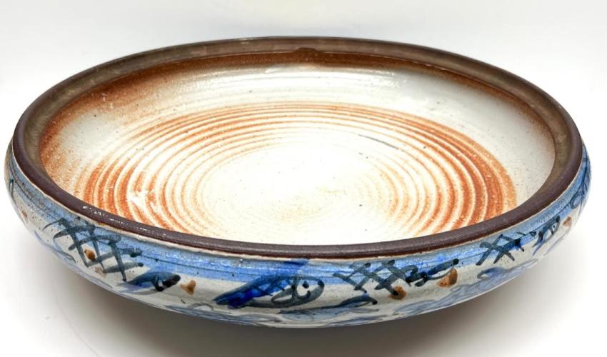 Cassarole Bowl    (DPu01) by Ruth Rippon